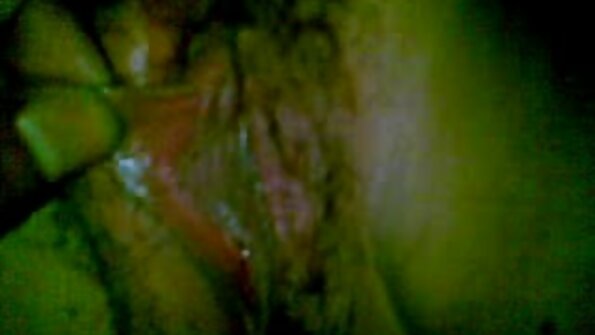 ഹോട്ട് റെഡ്ഹെഡ് അവളുടെ കാലുകൾ വിടർത്തി, അപ്പോൾ അവൾക്ക് ഒരു വലിയ കോഴി അനുഭവപ്പെടുന്നു