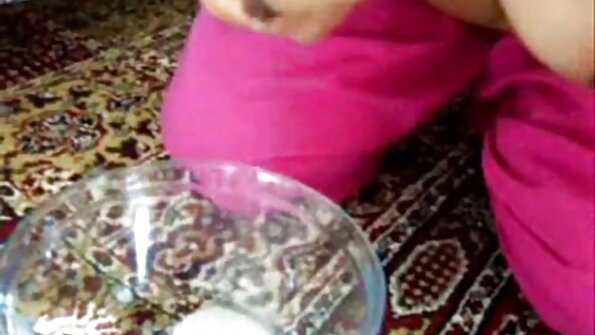 റൈഡിംഗ് കോക്ക് ഇഷ്ടപ്പെടുന്ന ഹോട്ട് ഏഷ്യൻ ചിക്ക് ഒരു വലിയ ഒന്നിൽ ഇരിക്കുന്നു