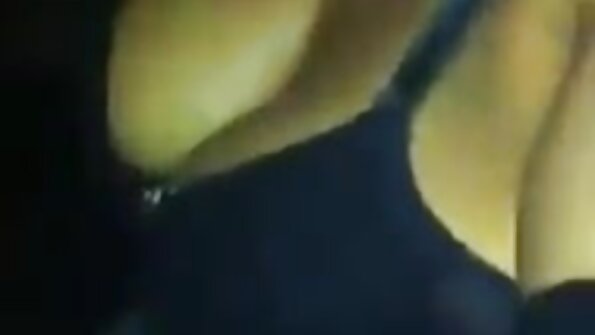 റഡ് ഫക്കർ തന്റെ ലൈംഗിക കളിപ്പാട്ടം പോലെ കാക്ക മുടിയുള്ള മോഡൽ ഉപയോഗിക്കുന്നു